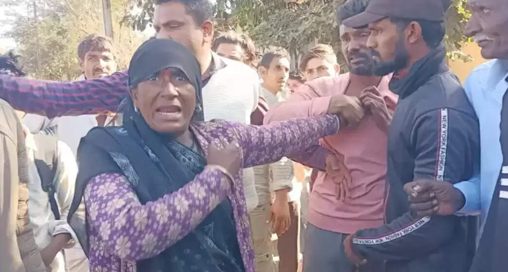 आगरमालवा : शराबी मनचले की महिला व युवती ने की बीच-बाजार में पिटाई