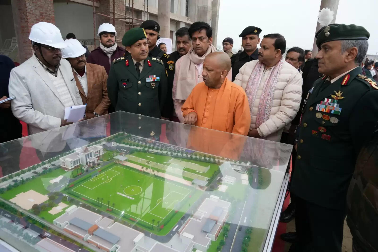 कार्य में लाएं तेजी, गुणवत्ता का रखें विशेष ध्यान : सीएम योगी