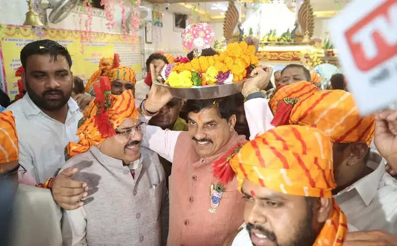मप्रः मुख्यमंत्री ने बरखेड़ी के श्री राधा-कृष्ण मंदिर में की पूजा, लड्डू गोपाल को सिर पर रखकर मंदिर तक लाए
