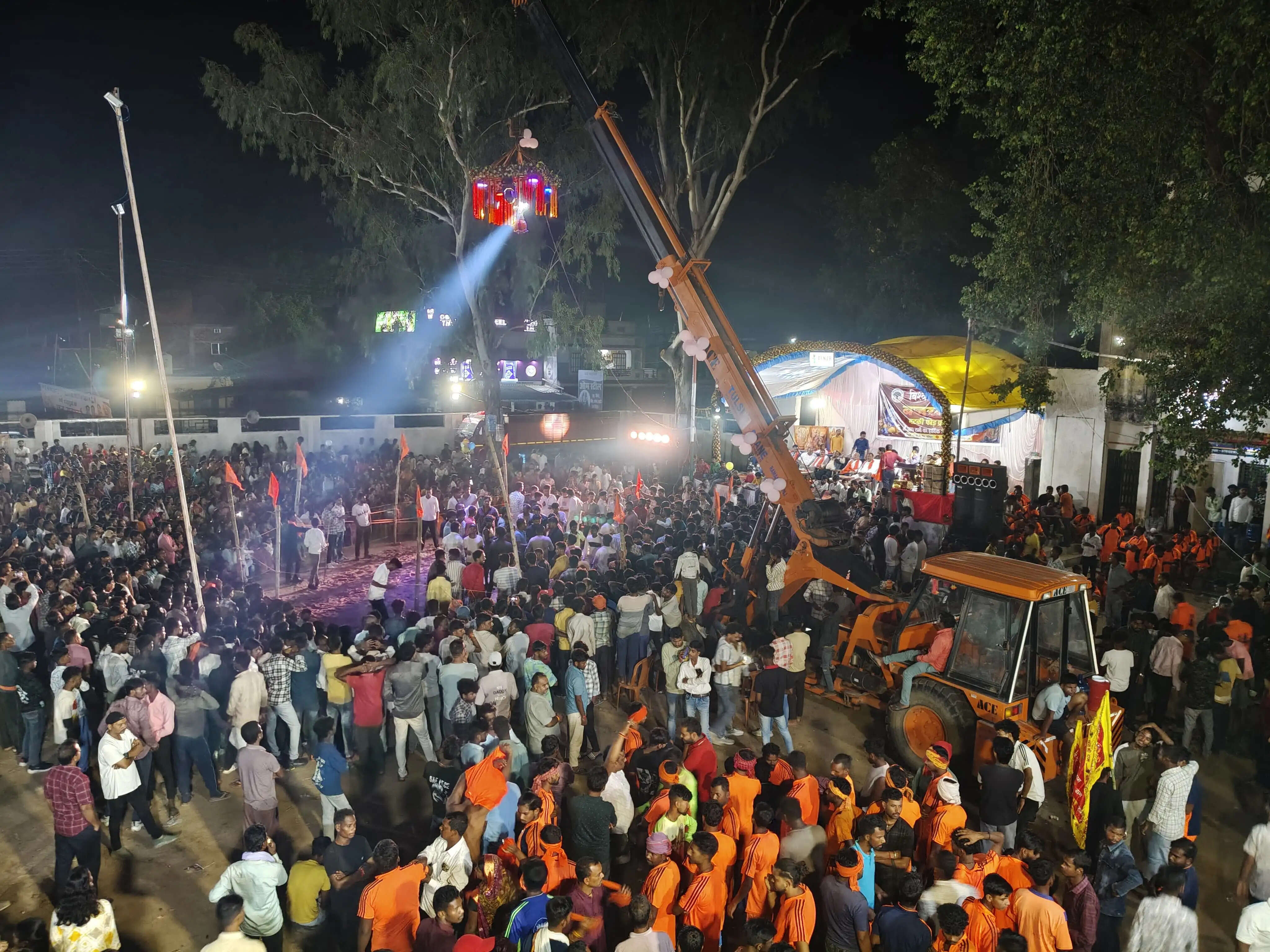 30 फीट ऊंची मटकी फोड़ प्रतियोगिता में उमड़ा जनसैलाब, श्री राम सेना विश्रामनगर ने फोड़ी मटकी