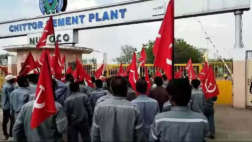 नुवोको सीमेंट प्लांट के बाहर श्रमिकों का धरना, बंद किया फैक्ट्री गेट, दो बार बेनतीजा रही वार्ता