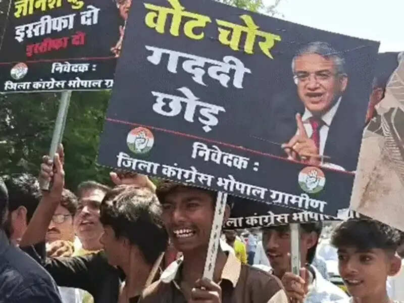 भोपाल में एसआईआर के विरोध में कांग्रेस का विरोध प्रदर्शन, बैरिकेड्स पर चढ़े कार्यकर्ता, पुलिस ने छोड़ा वाटर कैनन