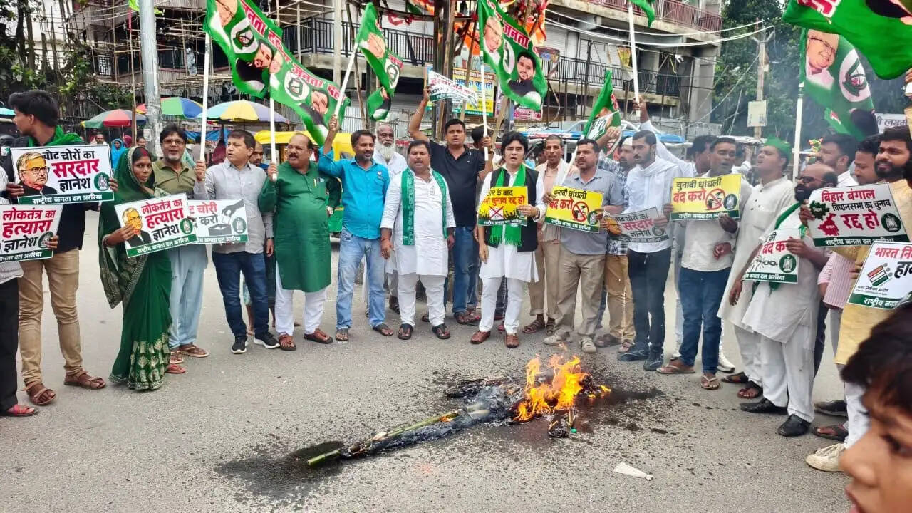 राजद ने मुख्य चुनाव आयुक्त का किया पुतला दहन