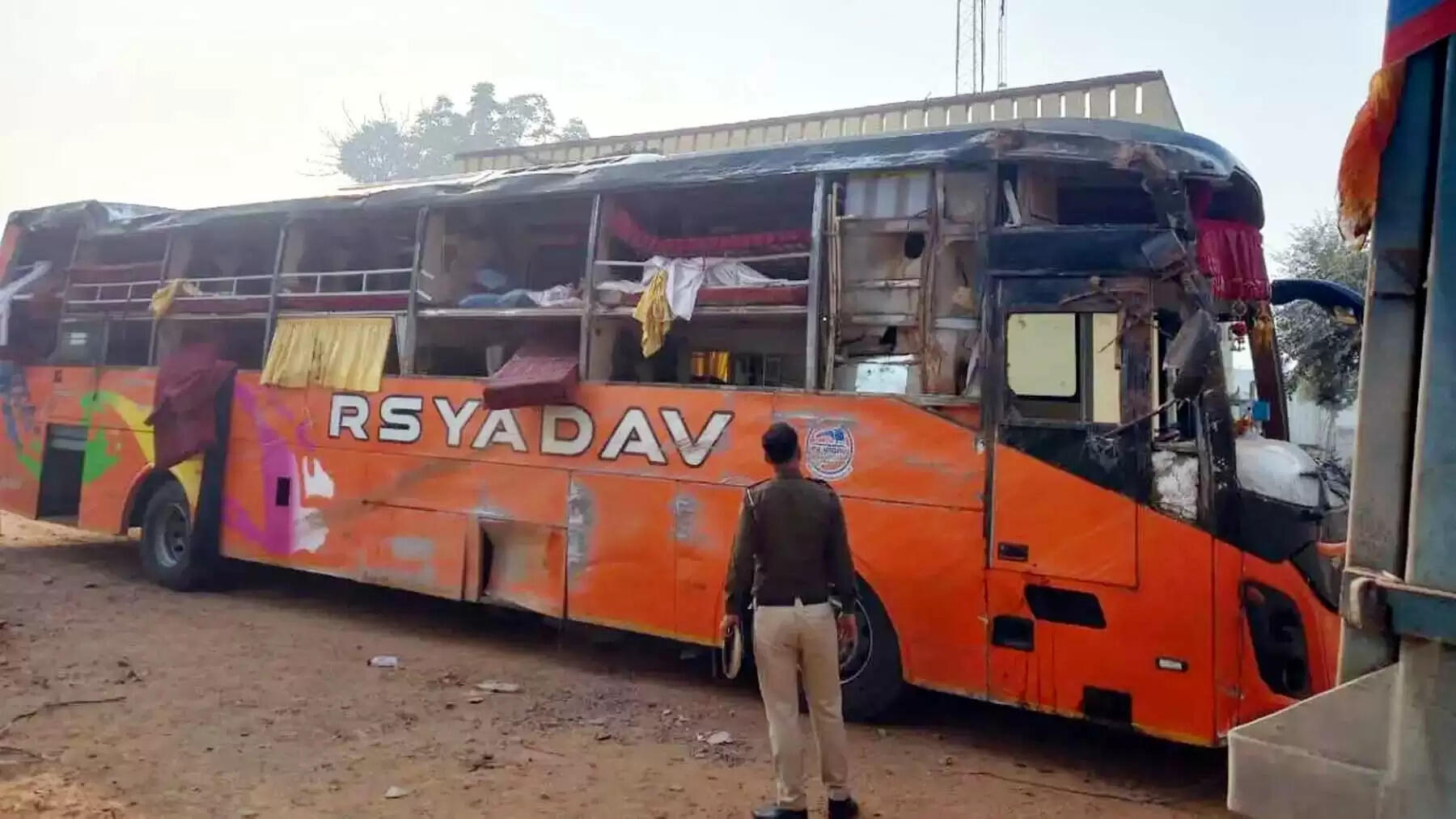 नूंह: दिल्ली-मुंबई एक्सप्रेसवे पर स्लीपर बस पलटी, 16 यात्री घायल