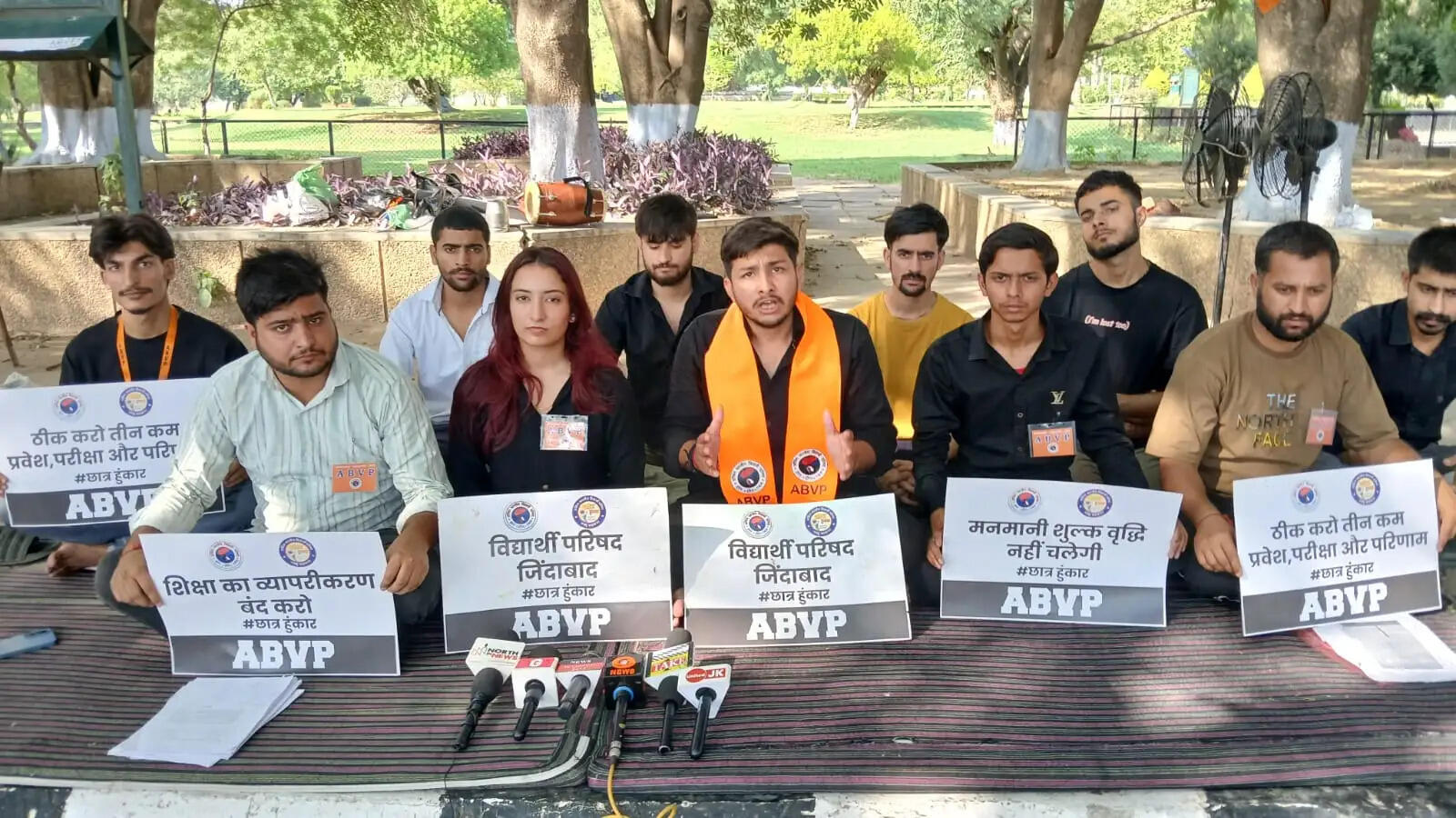 फीस वृद्धि के विरोध में अभाविप का प्रदर्शन जारी, जम्मू विश्वविद्यालय प्रशासन से फैसले पर पुनर्विचार की मांग