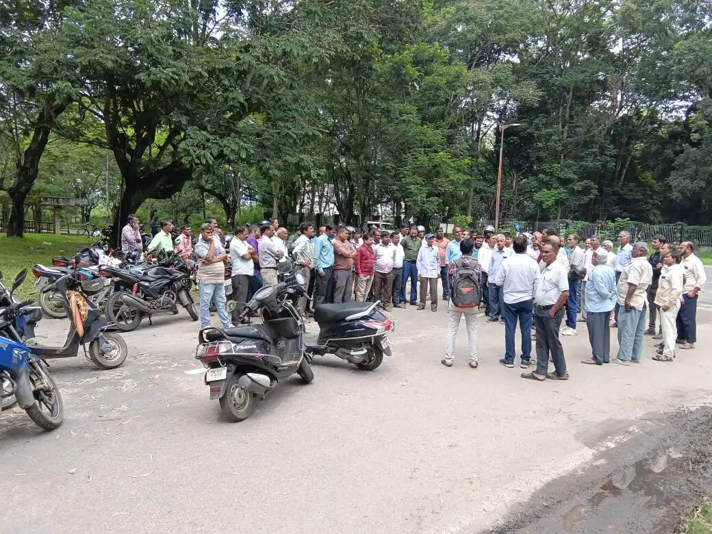 एचईसी कर्मचारियों ने मेडिकल सुविधा बढ़ाने की मांग को लेकर किया प्रदर्शन