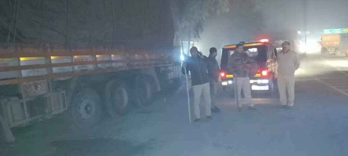 कोहरे में हादसे रोकने को पुलिस सख्त, हाईवे से हटवाए गए अवैध खड़े ट्रक