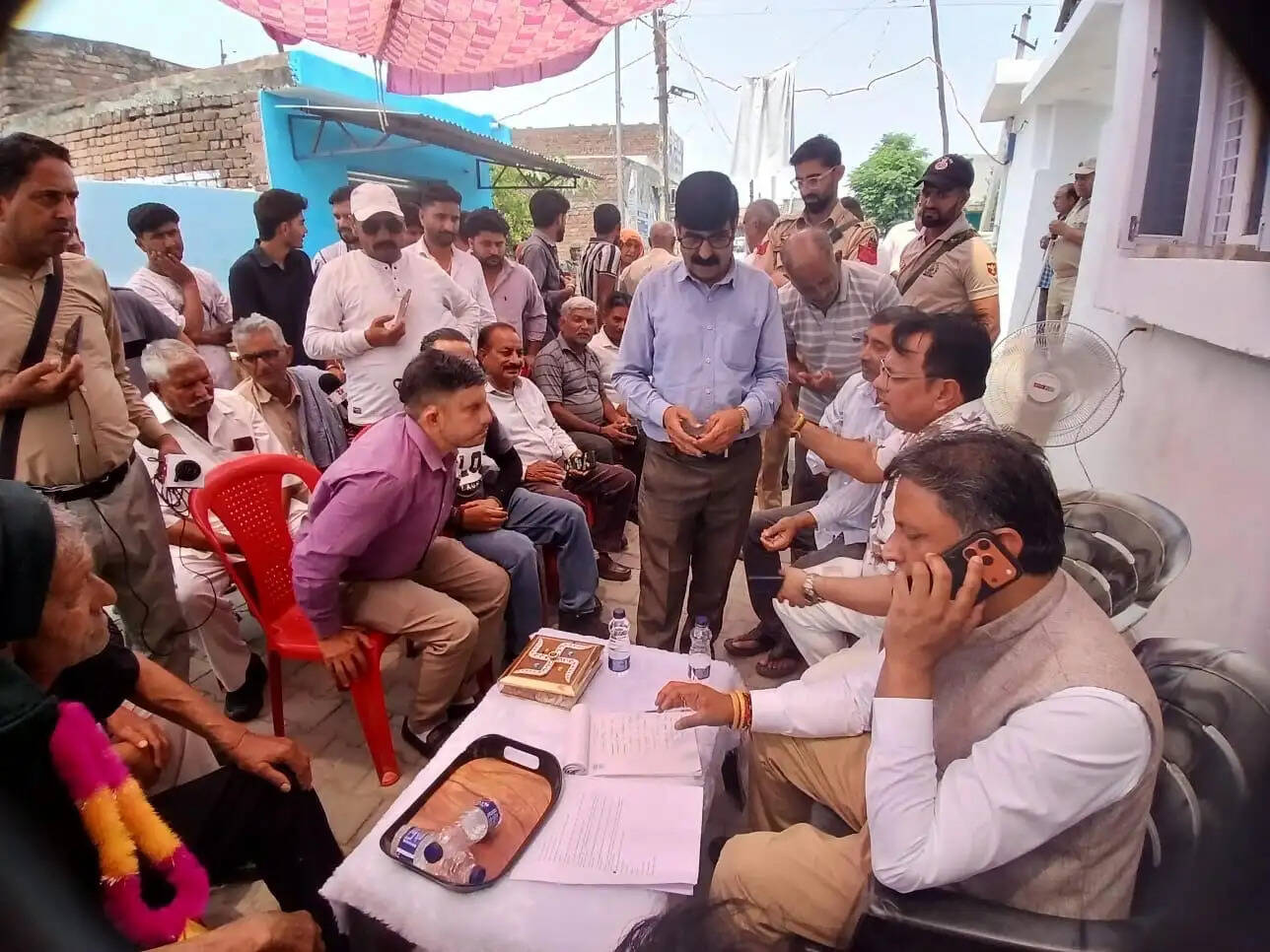 तूफानी दौरे पर विधायक पहुंचे काई वाला चुम्बर, पानी व सड़क समस्याओं के समाधान का दिया भरोसा