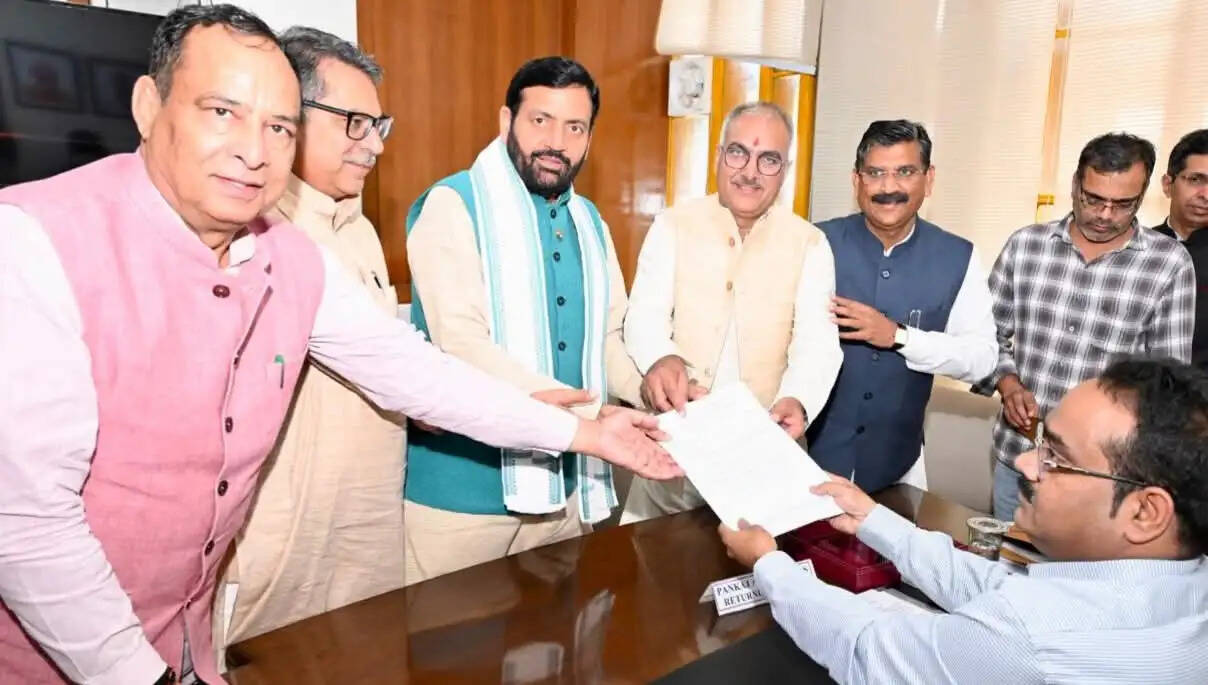 हरियाणा&nbsp;में&nbsp;राज्यसभा&nbsp;की&nbsp;दो&nbsp;सीटों&nbsp;के&nbsp;लिए&nbsp;तीन&nbsp;नामांकन