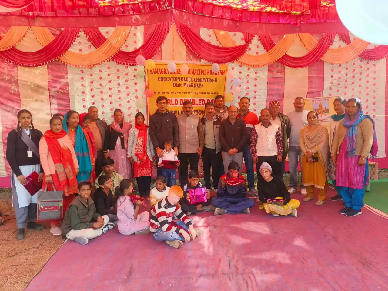 अंतर्राष्ट्रीय दिव्यांगजन दिवस पर प्रतिभागी बच्चों को पुरस्कार देकर किया सम्मानित