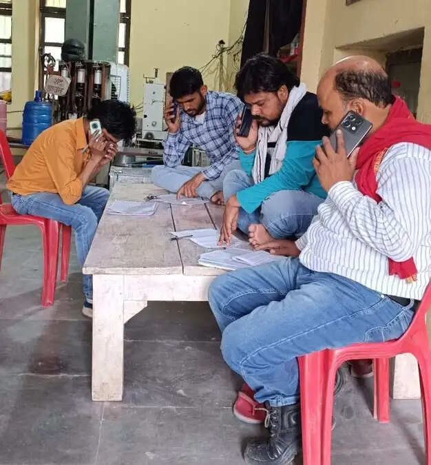 वरुणा पार जोन में निगेटिव बैलेंस के रिचार्ज की बढ़ गई सूची, कार्मिकों ने उपभोक्ताओं को दी जानकारी