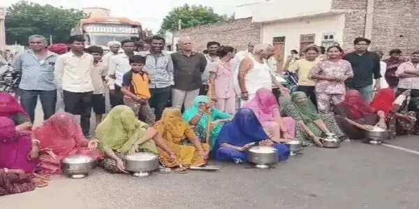 पन्द्रह दिन से पानी नहीं आया तो खाली मटके लेकर हाईवे पर बैठीं महिलाएं