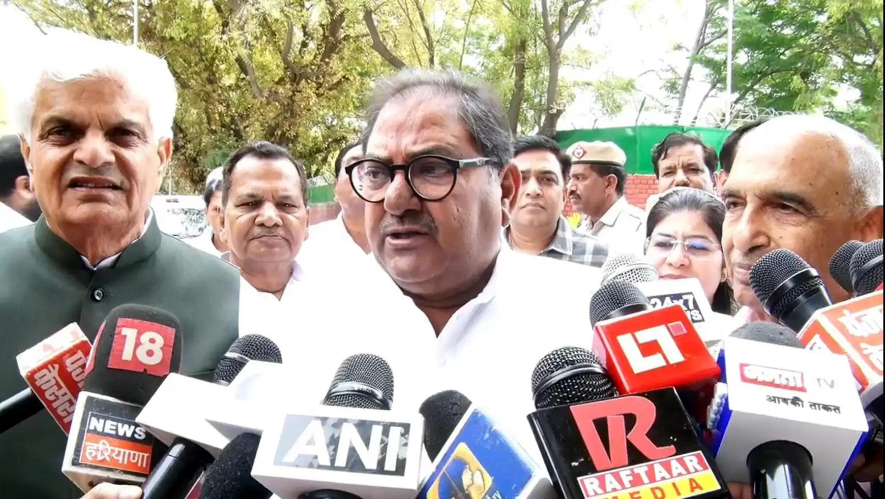 चंडीगढ़:&nbsp;गेहूं खरीद की शर्तों पर इनेलो आक्रामक, राज्यपाल को सौंपा ज्ञापन