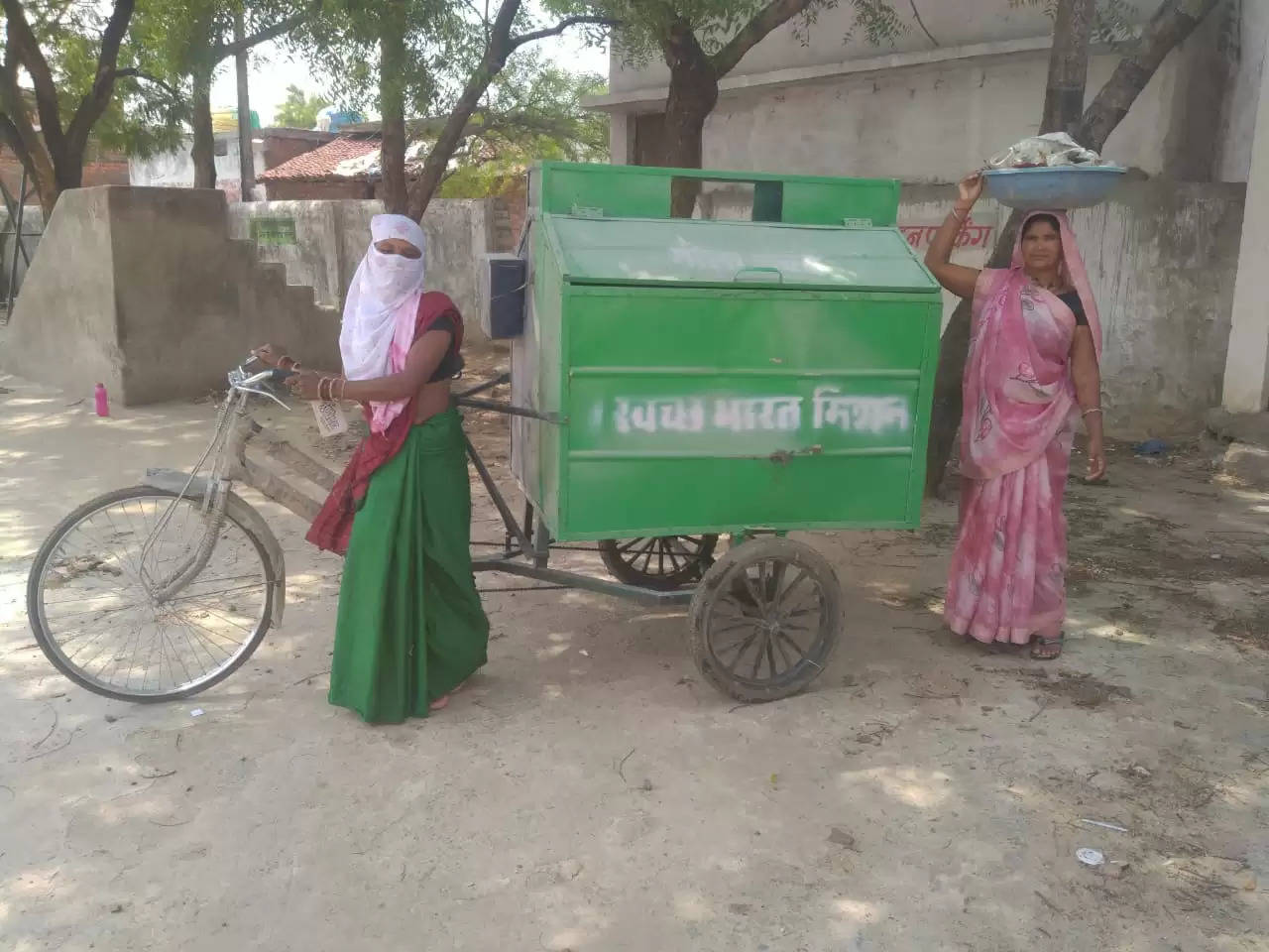 जांजगीर : स्वच्छता दीदियों के द्वारा डोर टू डोर किया जा रहा कचरा कलेक्शन