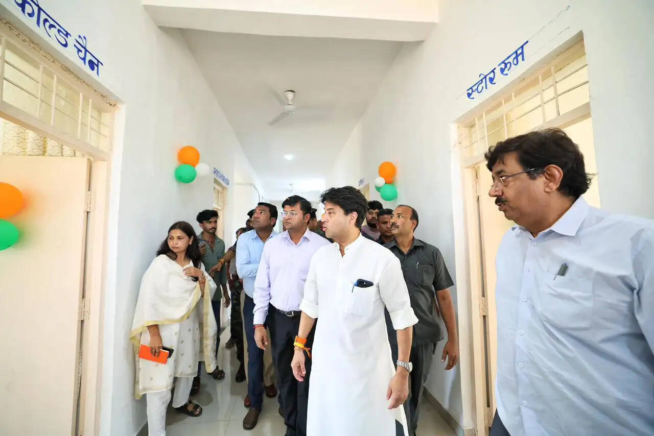 शिवपुरीः सिंधिया ने पिछोर को स्वास्थ्य, बिजली और प्रशासनिक सुविधाओं की बड़ी सौगातें दी