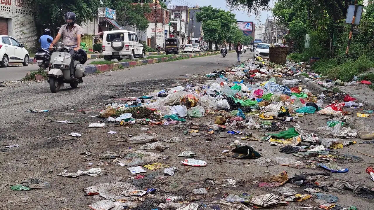 स्थायी करने की मांग पर अड़े अस्थायी सफाई कर्मचारी, कूड़े के ढेर में तब्दील कठुआ शहर, सरकार-प्रशासन की चुप्पी पर उठे सवाल
