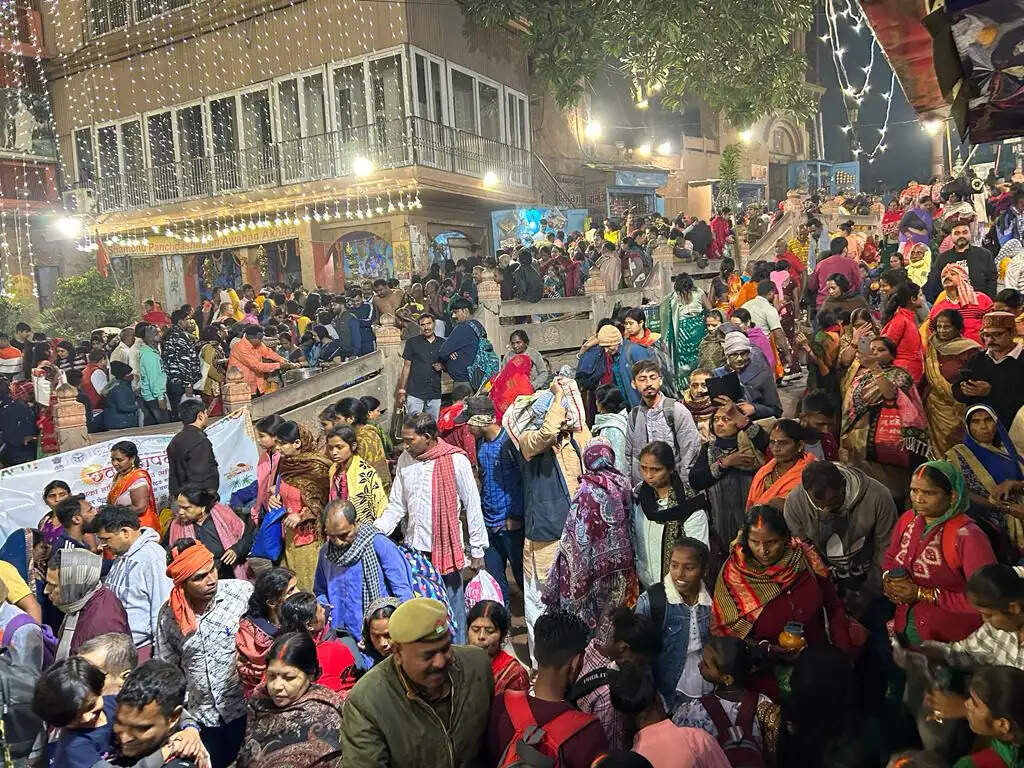 वाराणसी में कार्तिक पूर्णिमा पर लाखों श्रद्धालुओं ने किया गंगा स्नान