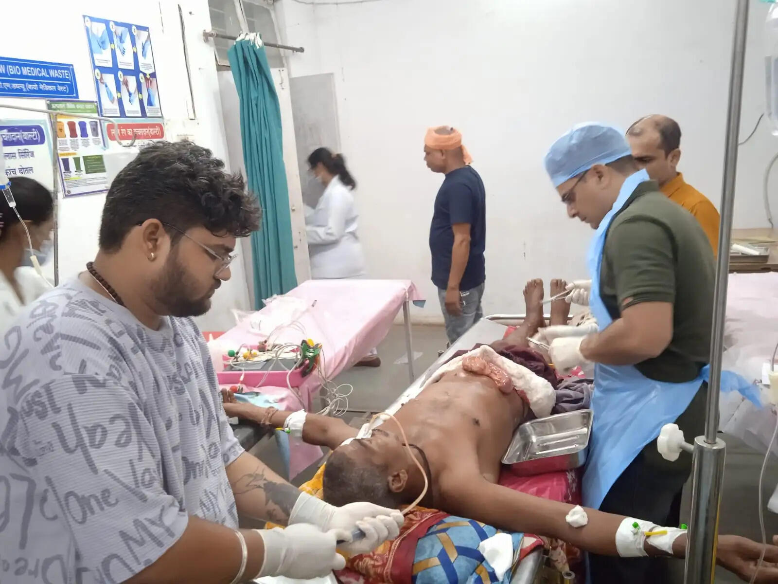 अनूपपुर: बैल के हमले से घायल मरीज का देर रात सर्जन ने किया उपचार कर बचाई जान