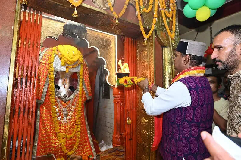 भोपालः मंत्री सारंग ने प्रधानमंत्री मोदी के नाम से छोला मंदिर में हनुमान जी को अर्पित की गदा