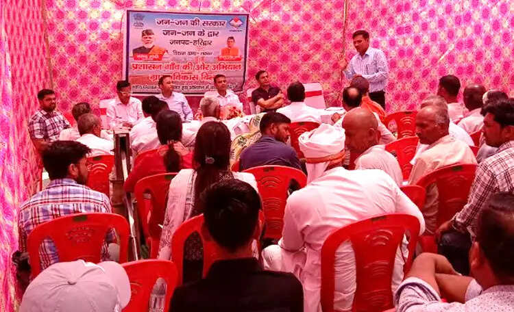अकोढ़ा कला में जनता दरबार, ग्रामीणों की समस्याओं का मौके पर समाधान