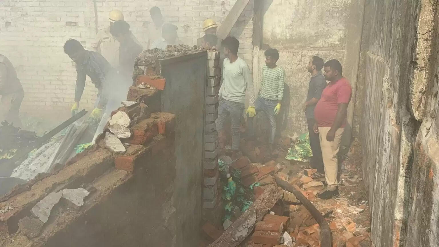 कोरबा के जिला अस्पताल के सामने हैंड ग्लव्स गोदाम में भीषण आग