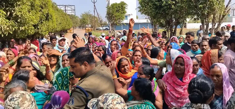 भाजपा कार्यालय के लिए जमीन देने का विरोध, ग्रामीणाें ने कलेक्ट्रेट पहुंचकर किया प्रदर्शन