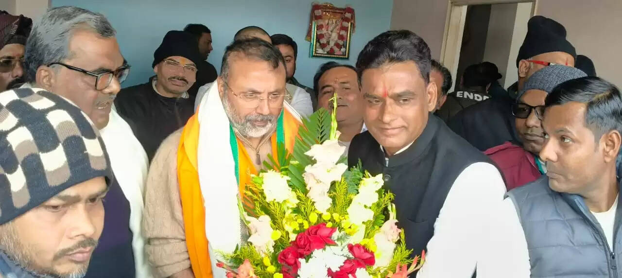 जगदीशपुर में निशिकांत दुबे का स्वागत, एक्सप्रेस ट्रेन ठहराव और अंडरपास निर्माण को लेकर सांसद को सौंपा गया ज्ञापन