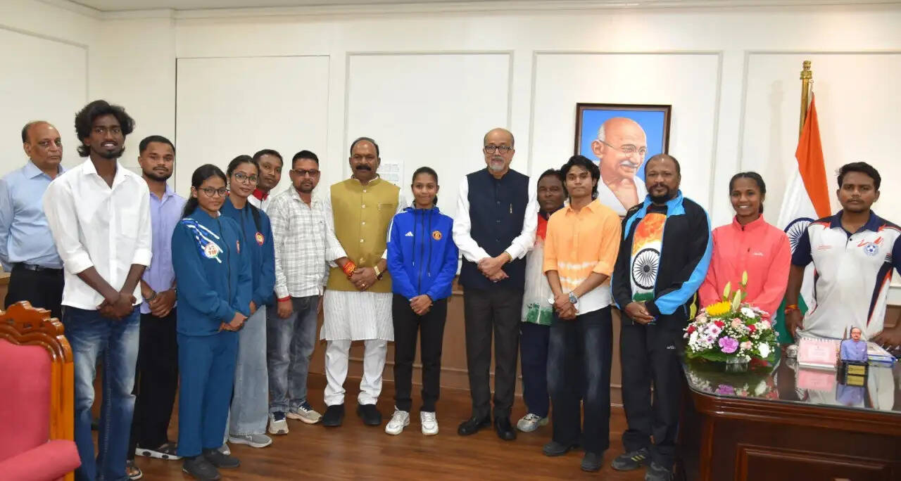 राज्यपाल रमेन डेका से प्रदेश के उत्कृष्ट खिलाड़ियों ने की सौजन्य भेंट