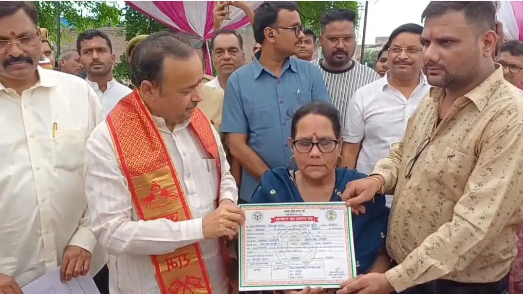 मुख्यमंत्री याेगी की पहल पर 48 वर्ष बाद संभल के दंगा पीड़ित परिवार काे मिली जमीन, प्रभारी मंत्री ने किया भूमि पूजन