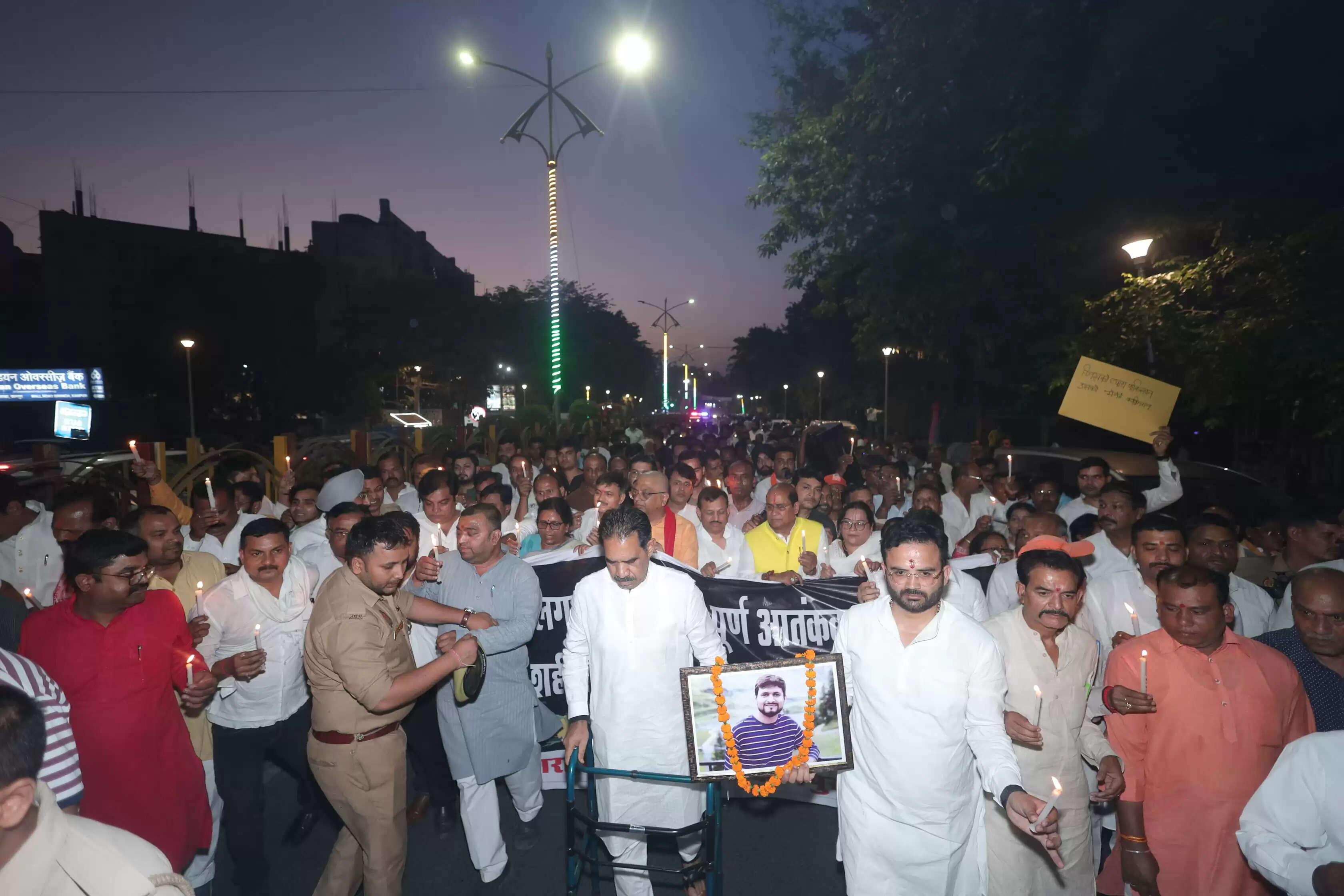 आतंकी हमले काे लेकर भाजपा ने मौन कैंडल मार्च निकाल जताया विरोध, मृतकों को अर्पित की श्रद्धांजलि