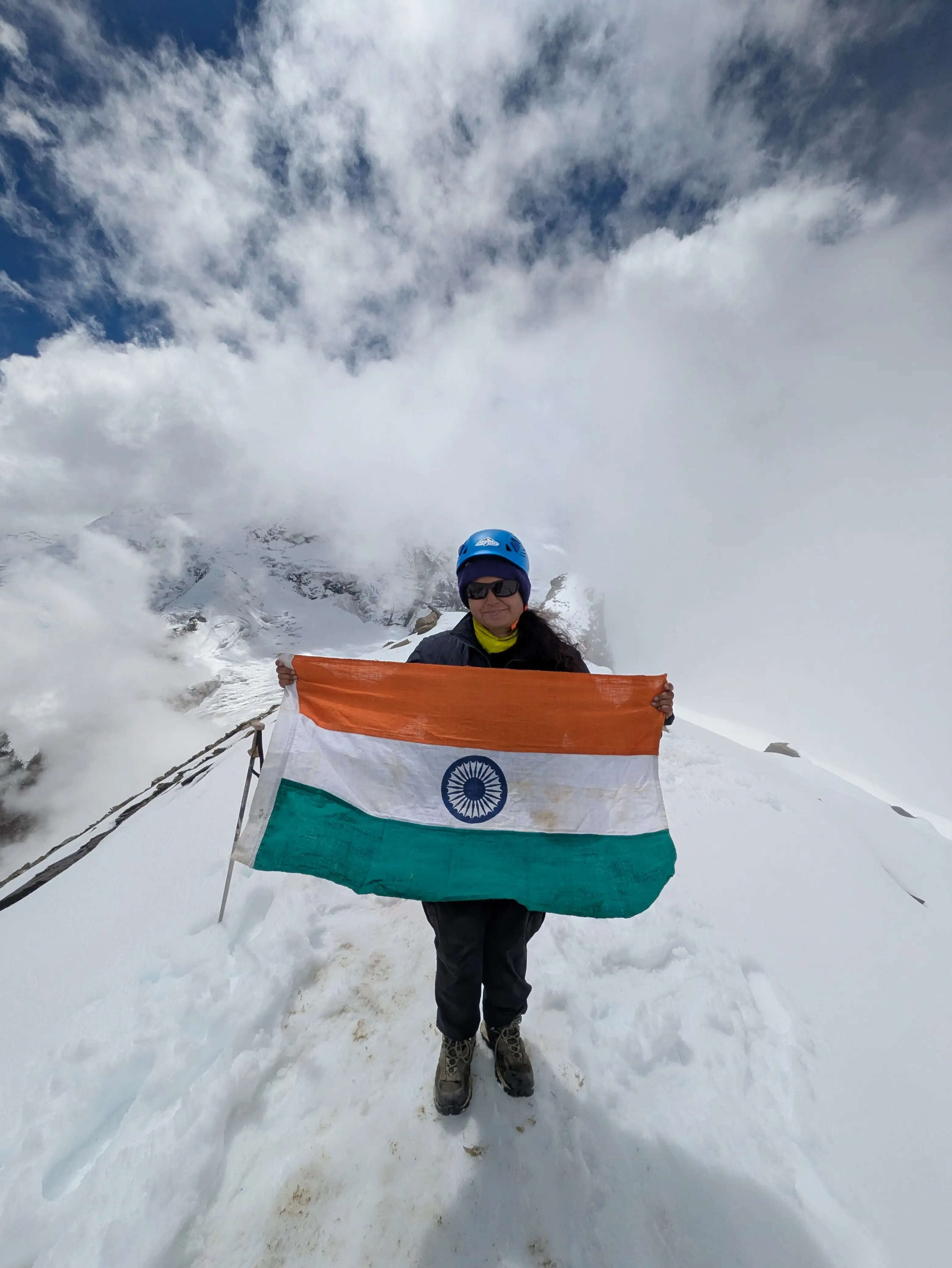 लखनऊ की पर्वतारोही पूर्वा धवन ने 5,826 मीटर ऊंची रुद्रगैरा चोटी पर फहराया तिरंगा