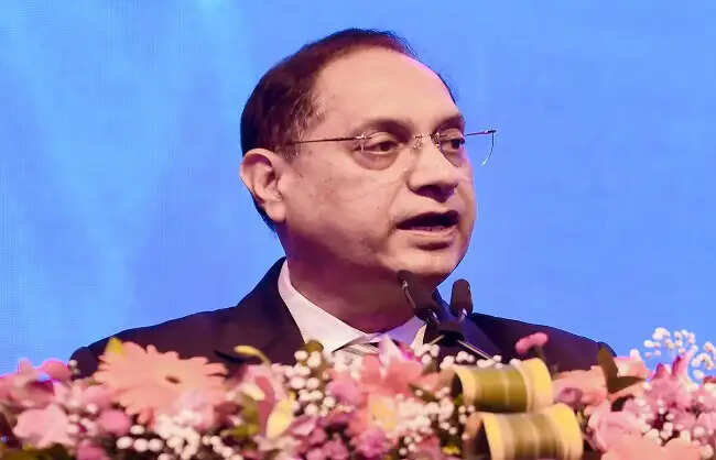 निर्गम राशि के इस्तेमाल की निगरानी और जानकारी देने से जुड़े नियमों की समीक्षा कर रहा सेबीः तुहिन कांत