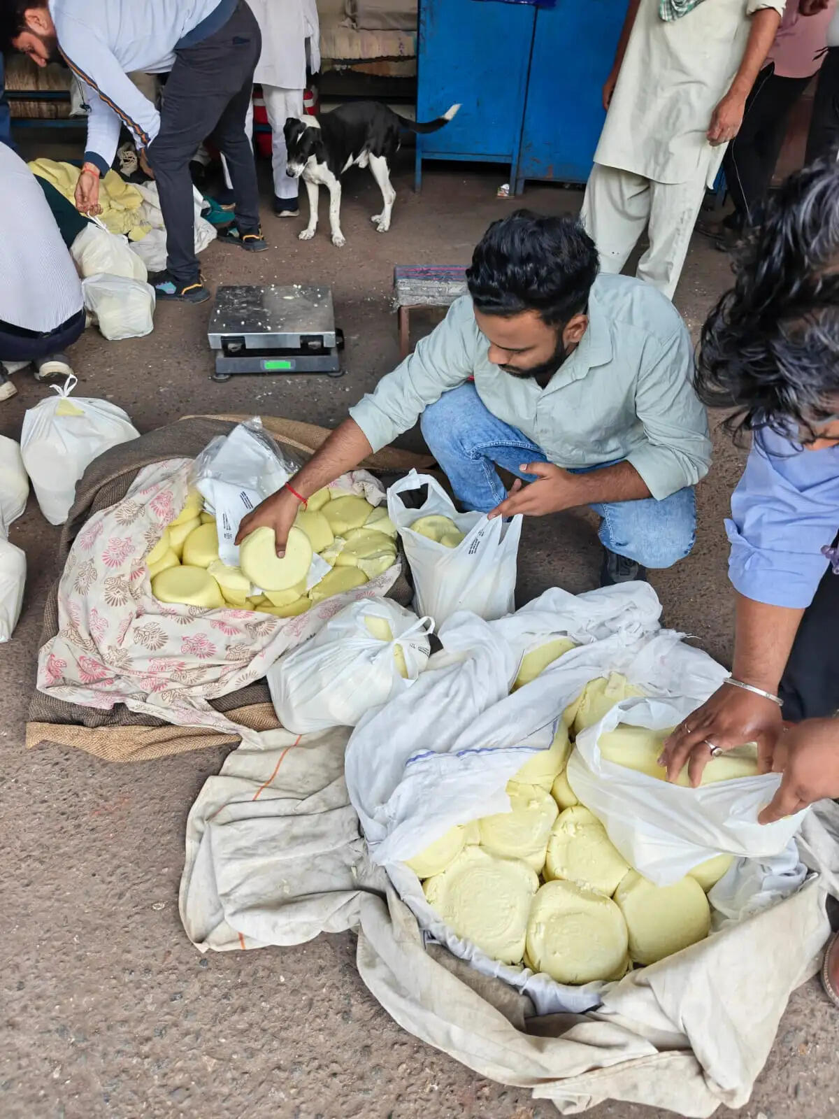मिठाई की दुकानों पर औचक छापेमारी, 922 किलोग्राम खाद्य सामग्री की गई नष्ट