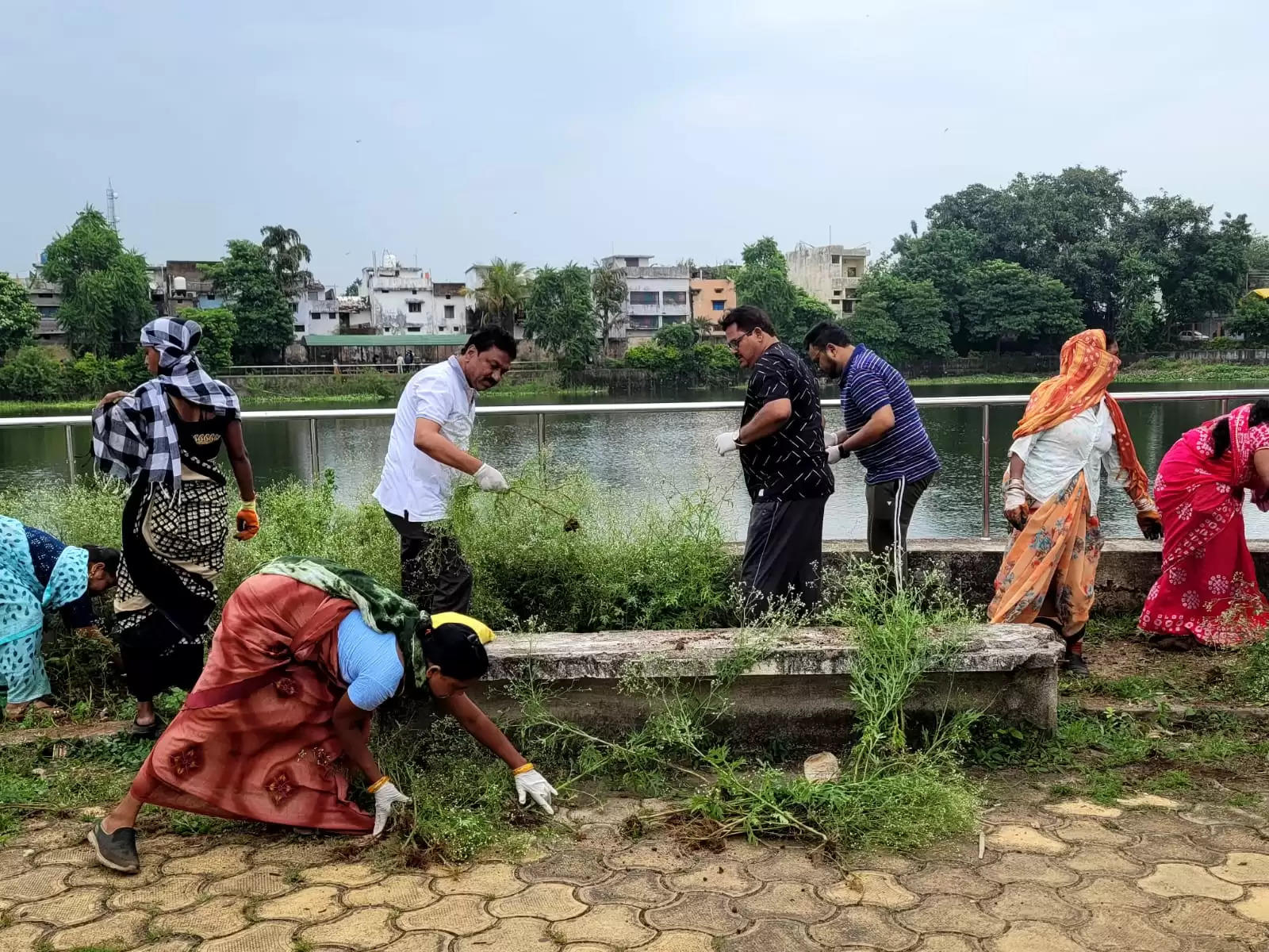 स्वच्छता ही सेवा थीम पर नगर निगम द्वारा सेंचुरी गार्डन में श्रमदान किया गया