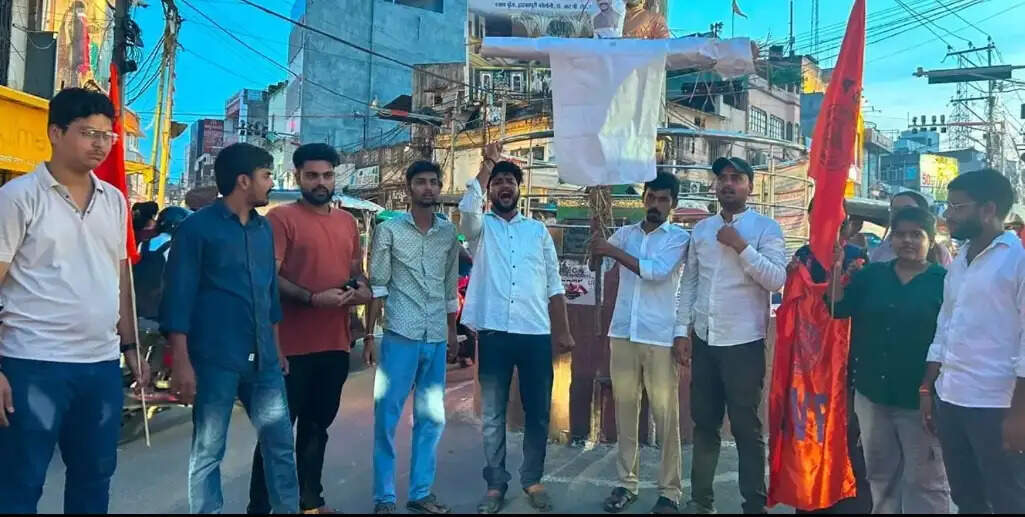 एबीवीपी का प्रदर्शन, परीक्षा में धांधली की उच्चस्तरीय जांच और लाठीचार्ज के विरोध में फूंका पुतला