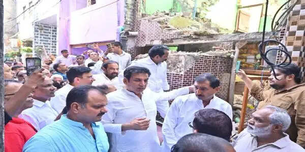 नांगलोई में मकान हादसा: कांग्रेस अध्यक्ष यादव ने जताया शोक, सरकारी नौकरी की मांग