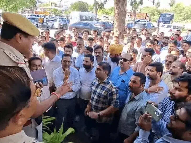 स्कूल में बच्चे की मौत पर थाने के बाहर प्रदर्शन, आक्रोशित लोग थाने में घुसे