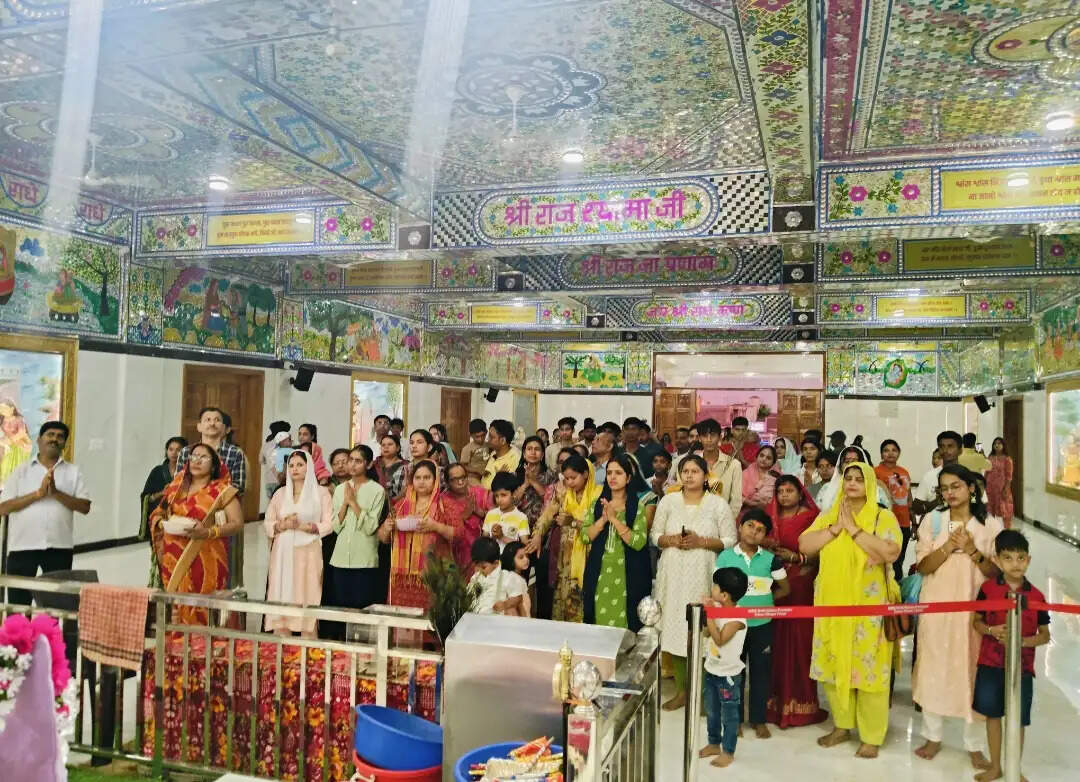 एकादशी पर भक्तिमय हुआ श्री कृष्ण प्रणामी सेवा धाम मंदिर, श्रद्धालुओं ने की पूजा-अर्चना