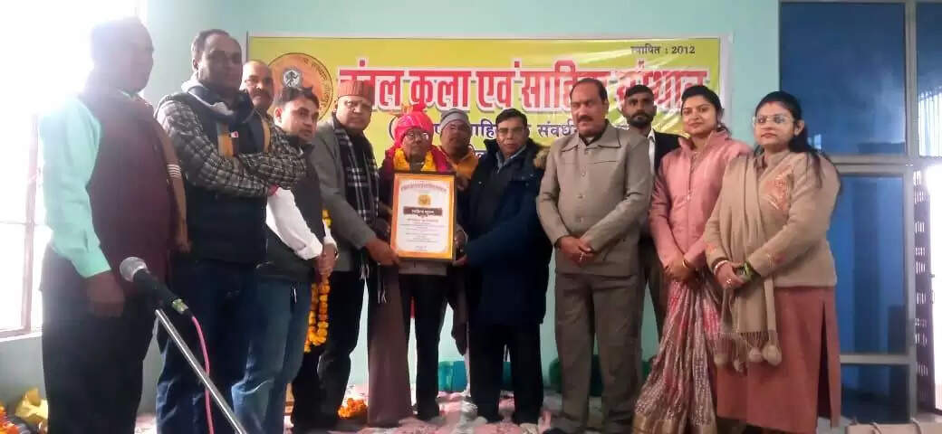 नव वर्ष पर हुआ कवि सम्मेलन,कवि विकल फर्रुखाबादी का हुआ सम्मान