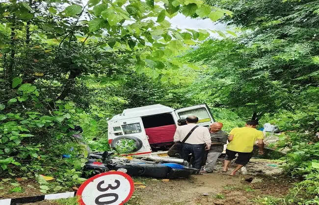 नंदगांव के पास सड़क से नीचे उतरा असम के यात्रियों का टेंपो ट्रेवल