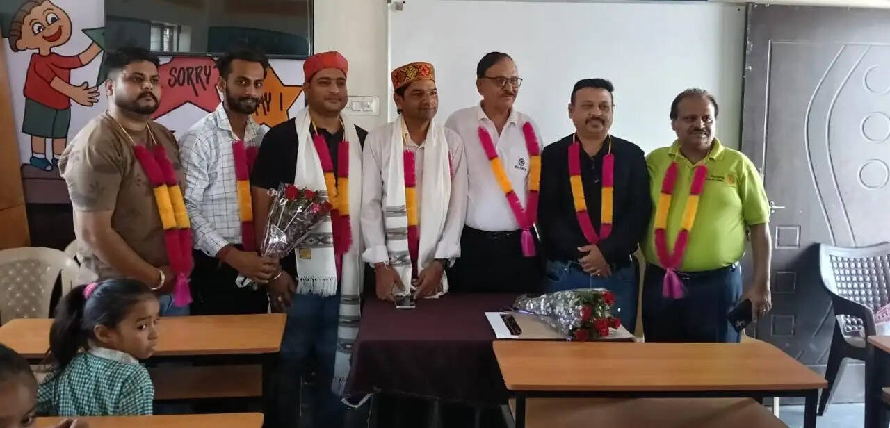 रोटरी क्लब नाहन के प्रयासों से राजकीय प्राथमिक पाठशाला रामपुर जटान को मिले 100 स्कूल बेंच