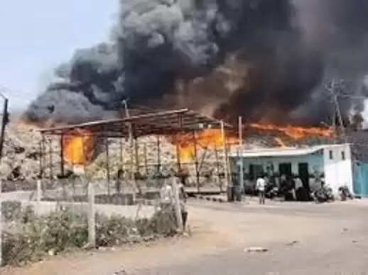 भोपाल की आदमपुर खंती में लगी&nbsp;भीषण आग,&nbsp;50 फीट ऊपर उठी लपटें,&nbsp;10&nbsp;किमी दूर से दिखा धुआं