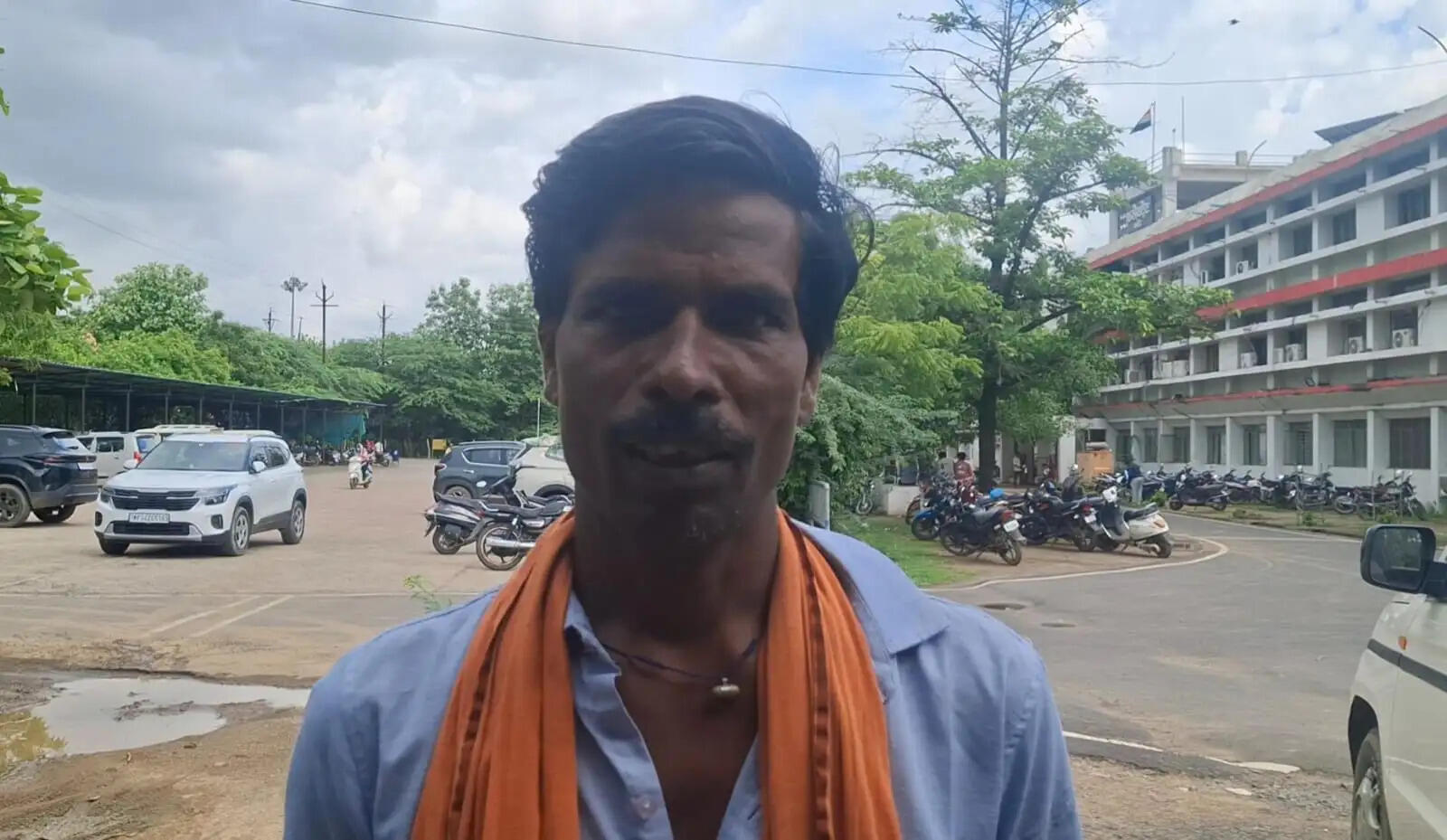 दमोहः कलेक्ट्रेट की जनसुनवाई में ग्रामीण की गुहार, बोला- मैं मरा नहीं हूं, मुझे कागजों में जिंदा कर दो