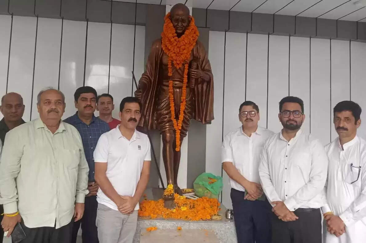 महात्मा गांधी और लाल बहादुर शास्त्री को किया नमन
