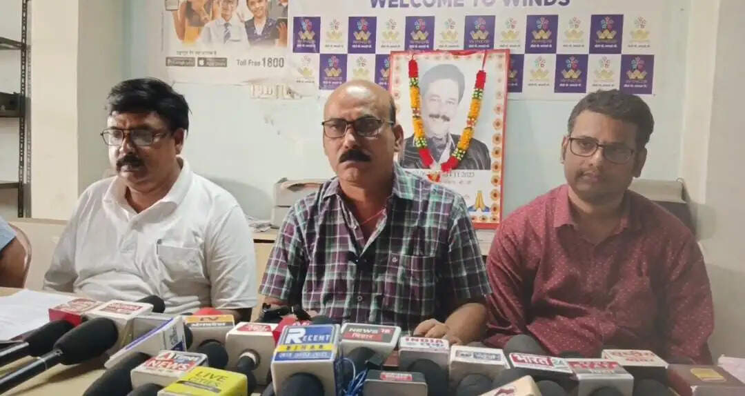 सहारा की जमीन को लेकर दो पक्षों के बीच आरोप प्रत्यारोप