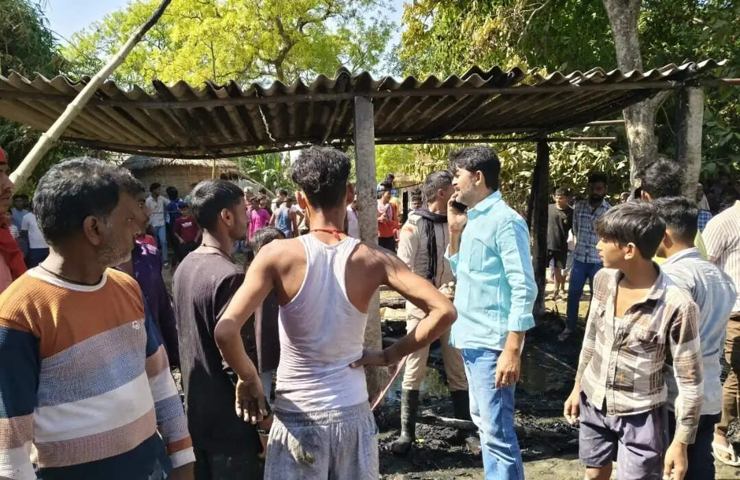 मढ़ौरा के तेजपुरवा में शॉर्ट सर्किट से लगी आग