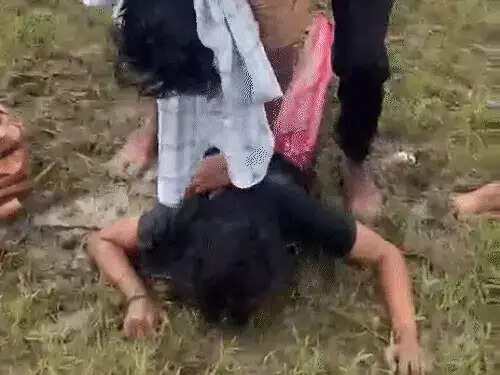 मप्र के विदिशा में&nbsp;30 फीट ऊंचे पुल से कूदी छात्रा, सेल्समैन ने उफनती नदी में लगाई छलांग,&nbsp;150 मीटर तैरकर बचाया