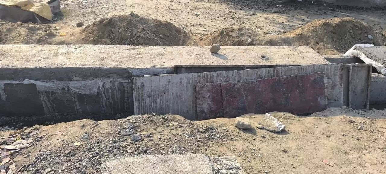 लोधेश्वर महादेवा में मानकों के विपरीत बनाई जा रहीं नालियां