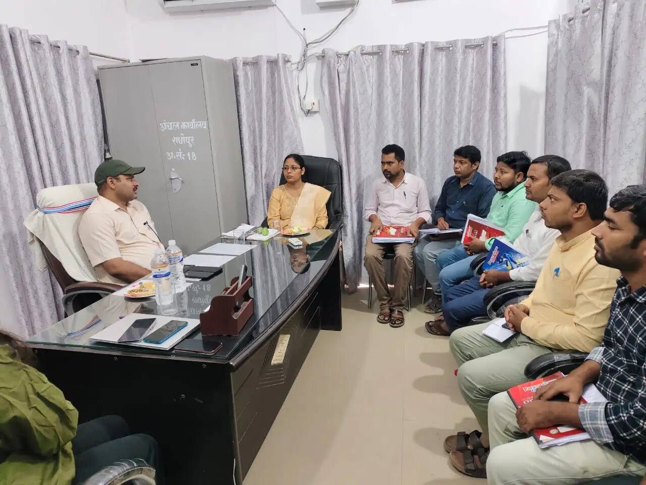 राघोपुर में जमाबंदी अद्यतन विशेष कैंप का एडीएम ने किया निरीक्षण