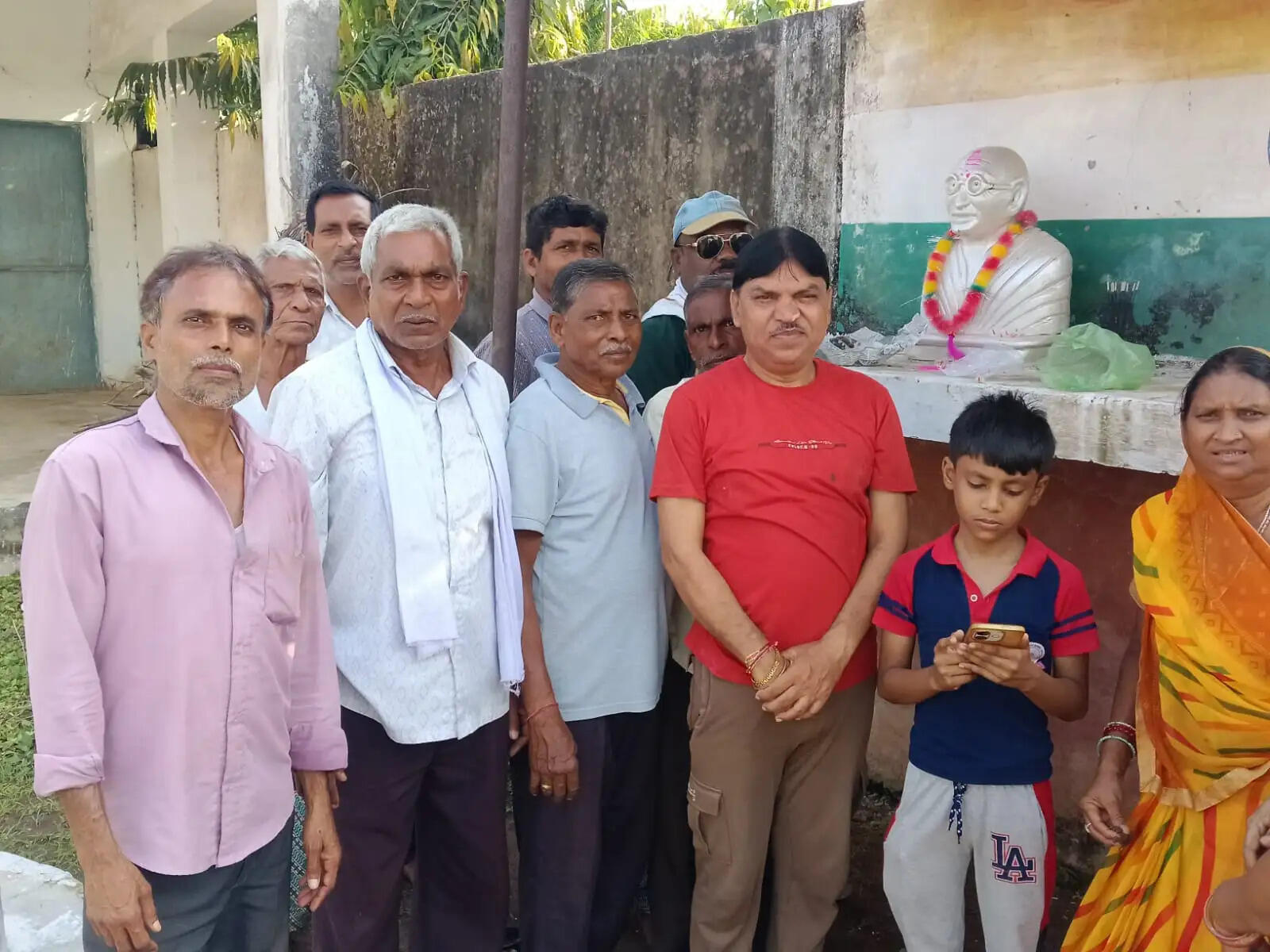 गांधी जयंती पर सामाजिक भवनों और गलियों की हुई सफाई